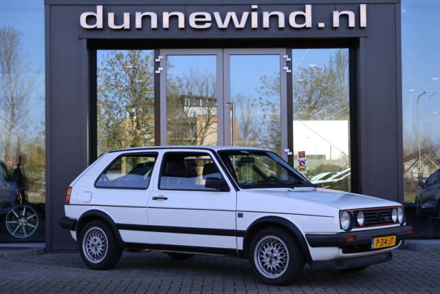 Image 1/16 de Volkswagen Golf Mk II GTi 1.8 (1988)