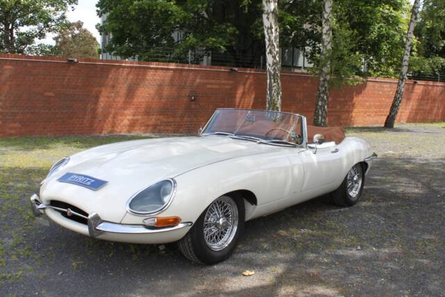 Image 1/23 de Jaguar Type E 3.8 (1964)