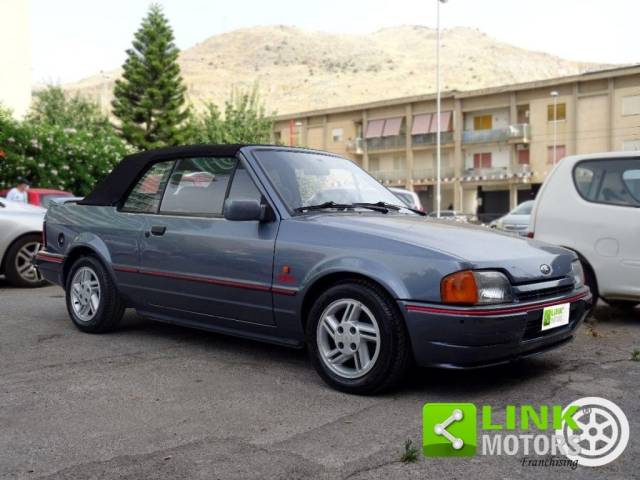 Image 1/10 de Ford Escort 1.6 Convertible (1988)