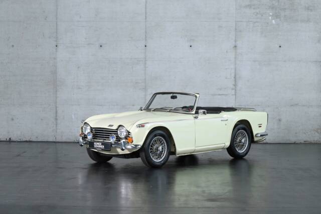 Image 1/44 of Triumph TR 250 (1968)