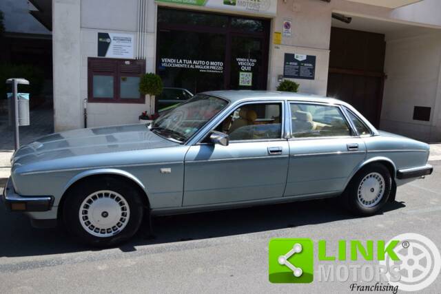 Image 1/10 of Lister Jaguar XJ 40 (1989)