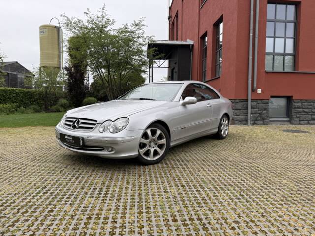 Image 1/27 of Mercedes-Benz CLK 320 (2002)