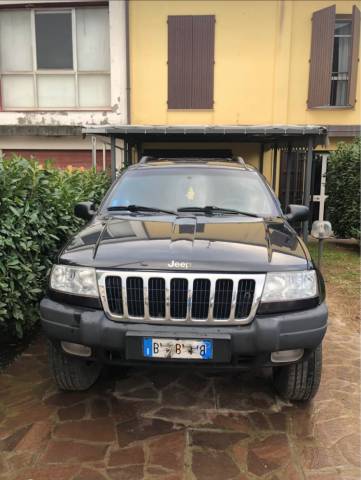 Auto in buone condizioni per la sua età. tutto funzionante. Effettuato alcune manutenzioni e sistemazioni.