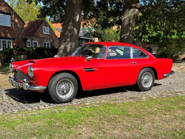Image 1/37 of Aston Martin DB 4 (1963)