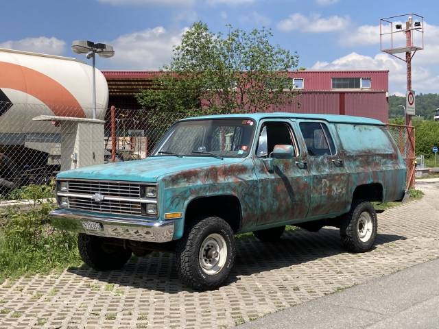 Image 1/15 of Chevrolet Suburban (1984)