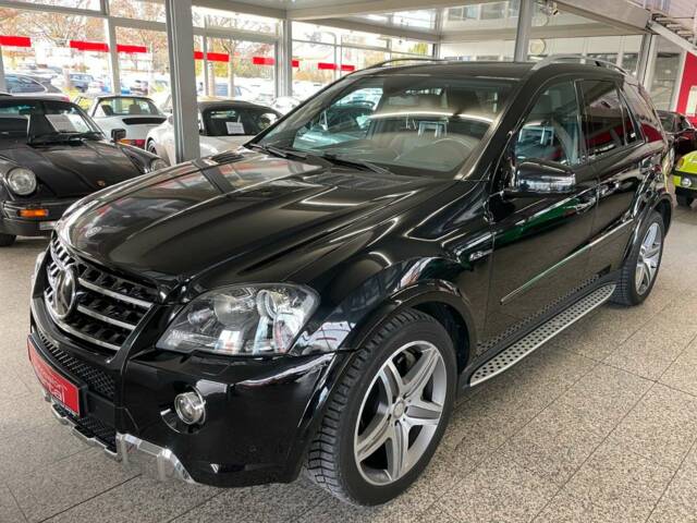 Bild 1/18 von Mercedes-Benz ML 63 AMG (2010)