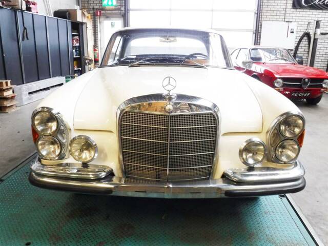Image 1/50 of Mercedes-Benz 300 SE (1966)