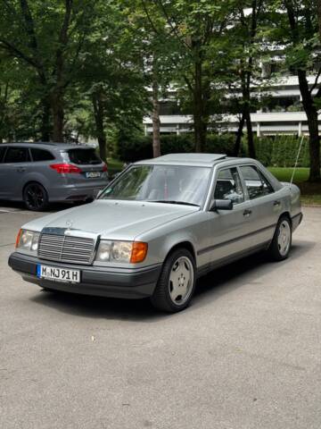Image 1/32 of Mercedes-Benz 230 E (1987)