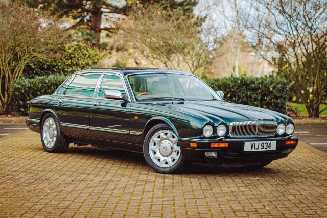 Image 1/8 of Daimler Double Six (1996)