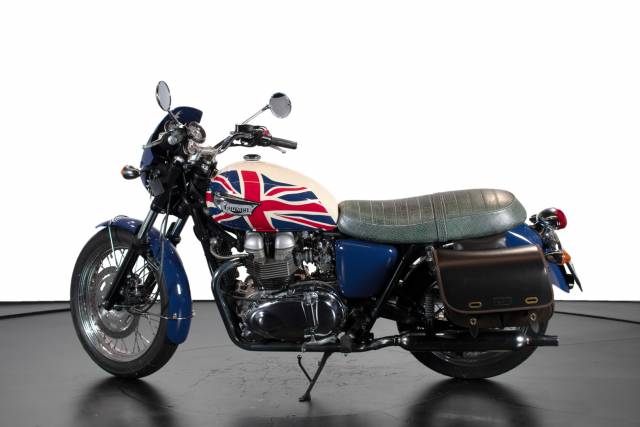 Image 1/28 of Triumph DUMMY (2006)