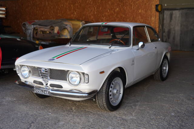 Image 1/28 of Alfa Romeo Giulia GT 1300 Junior (1970)