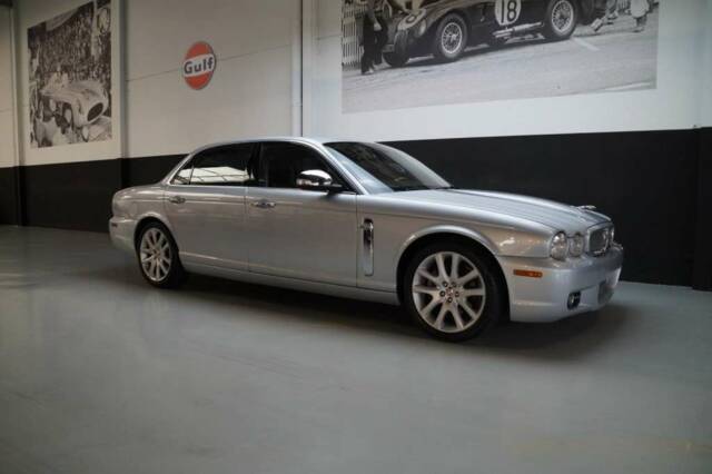 Image 1/50 de Jaguar XJ 8 4.2 (2008)