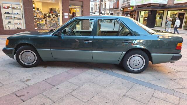 Immagine 1/12 di Mercedes-Benz 260 E (1988)