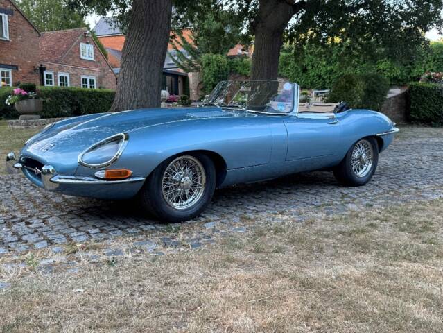 Image 1/41 of Jaguar E-Type 4.2 (1965)