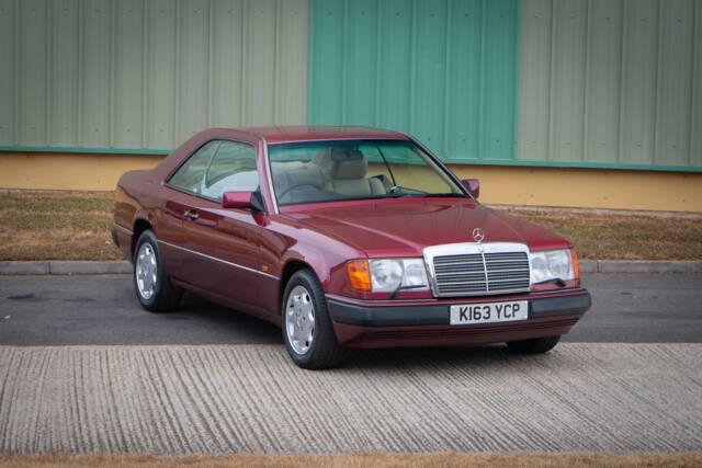 Imagen 1/23 de Mercedes-Benz 320 CE (1992)