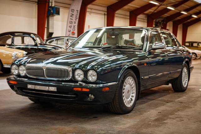 Image 1/50 of Daimler Super V8 (1999)