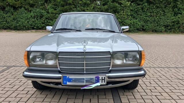 Afbeelding 1/25 van Mercedes-Benz 230 E (1984)