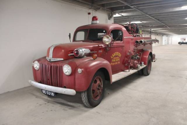 Image 1/9 of Ford Fire Truck (1946)