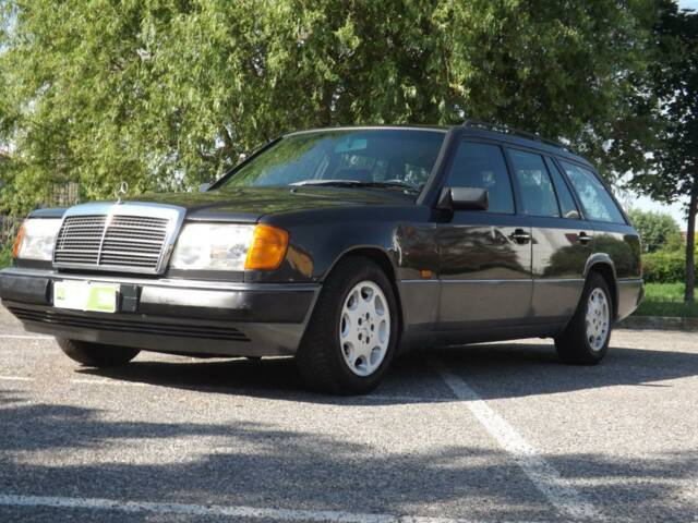 Immagine 1/50 di Mercedes-Benz 250 TD Turbo (1992)