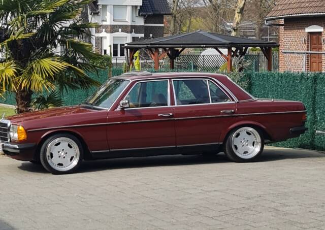 Bild 1/11 von Mercedes-Benz 230 E (1982)