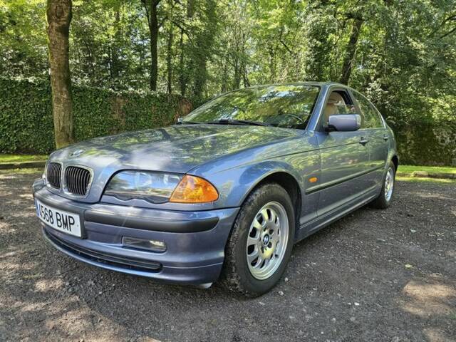 Afbeelding 1/7 van BMW 320i (2001)