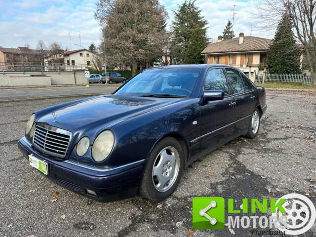 Image 1/4 of Mercedes-Benz E 200 (1996)