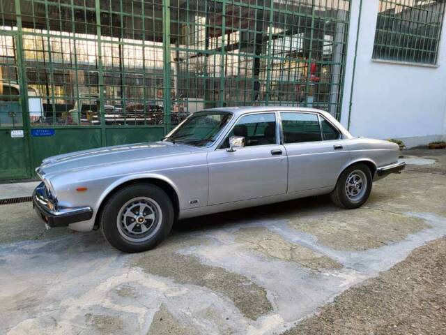 Immagine 1/40 di Jaguar XJ 6 4.2 (1982)