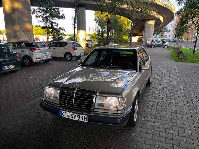 Bild 1/13 von Mercedes-Benz 260 E (1989)