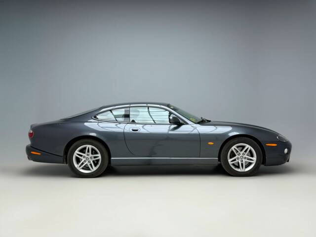 Immagine 1/21 di Jaguar XK8 4.2 (2004)