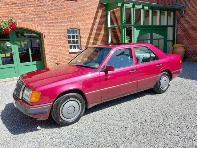 Bild 1/15 von Mercedes-Benz 230 E (1990)