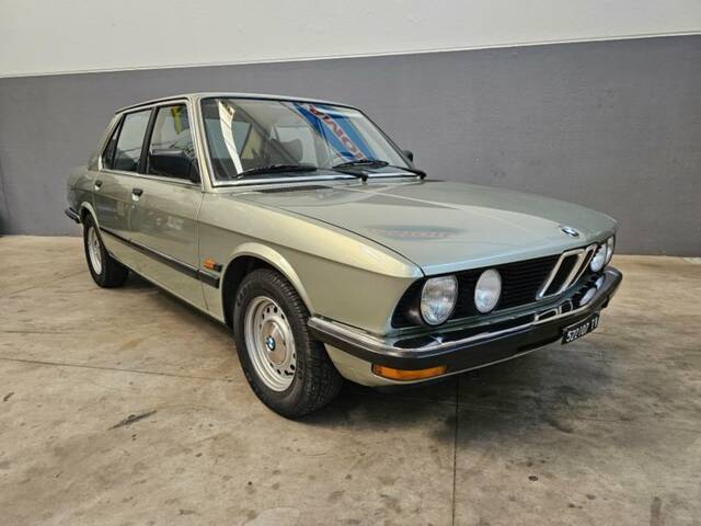 Image 1/7 de BMW 520i (1982)