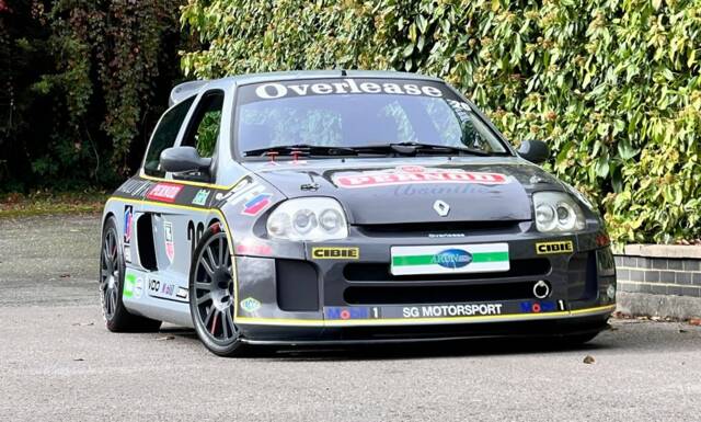 Image 1/19 de Renault Clio II V6 (2002)