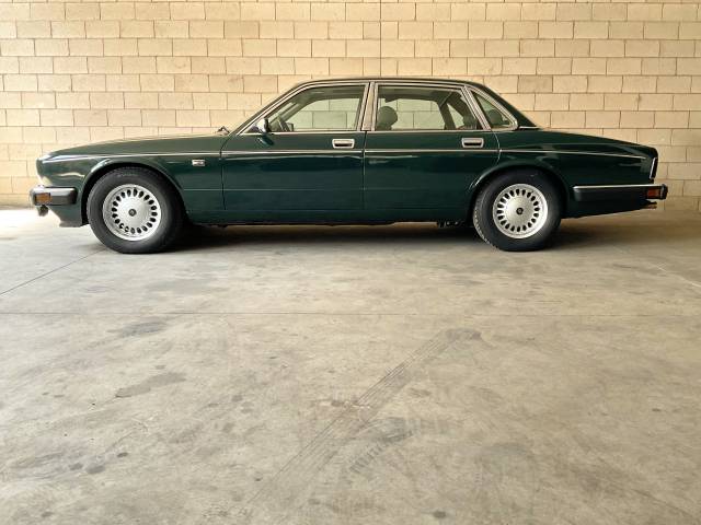 Immagine 1/29 di Daimler Six (1990)