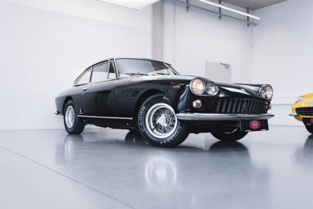 Image 1/100 of Ferrari 330 GT 2+2 (1965)