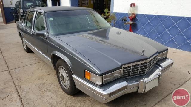 Image 1/17 of Cadillac DeVille (1992)
