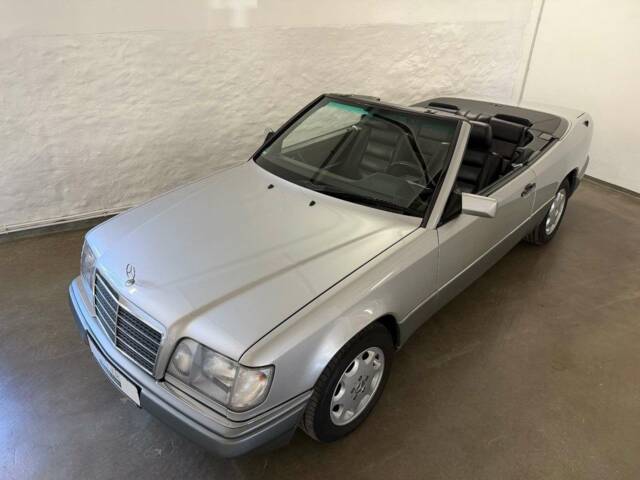 Immagine 1/27 di Mercedes-Benz E 200 (1995)