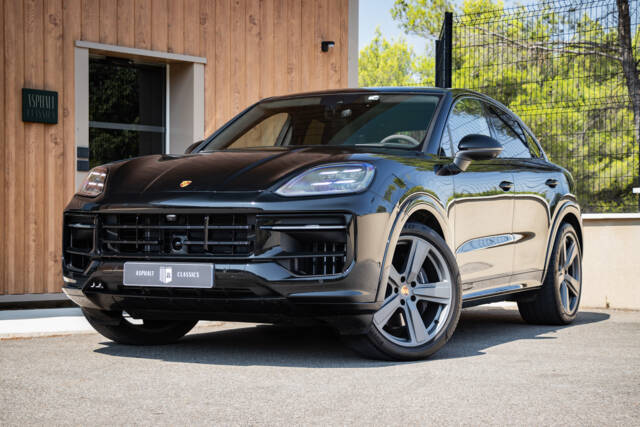 Image 1/50 of Porsche Cayenne Turbo E-Hybrid (2024)