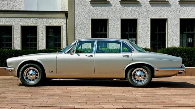 Image 1/10 of Jaguar XJ 12 L (1975)