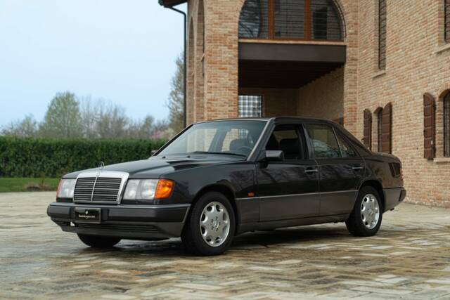 Immagine 1/49 di Mercedes-Benz 320 E (1993)
