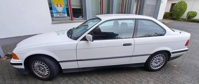 Image 1/6 de BMW 325i (1992)
