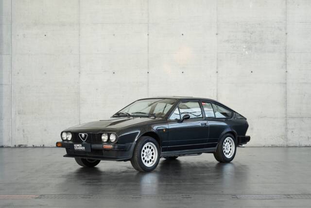 Bild 1/48 von Alfa Romeo GTV 6 2.5 (1981)