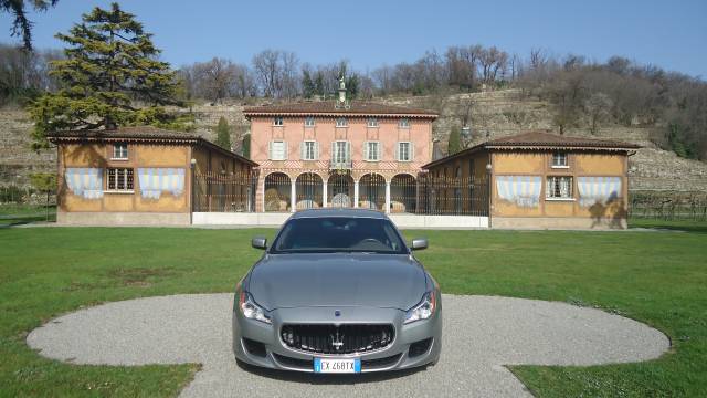 Il grintoso frontale della Maserati Quattroporte