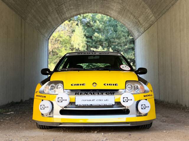 Bild 1/28 von Renault Clio II V6 (2002)