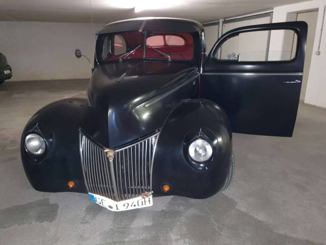 Image 1/9 of Ford Custom Tudor Sedan V8 (1940)