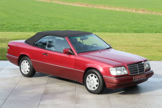 Image 1/50 of Mercedes-Benz E 220 (1994)