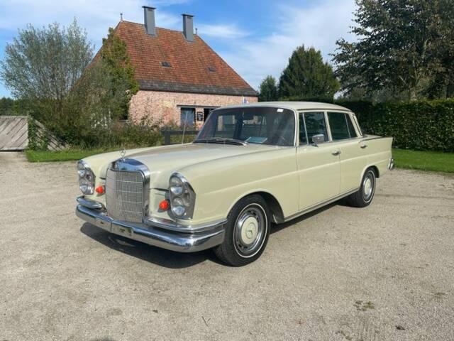 Image 1/7 of Mercedes-Benz 230 S (1965)