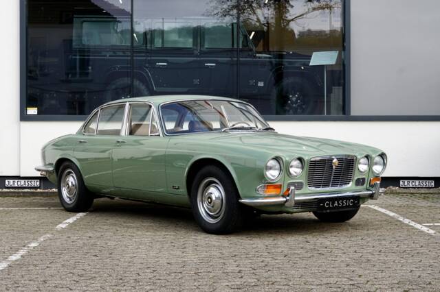 Image 1/30 of Jaguar XJ 6 4.2 (1970)