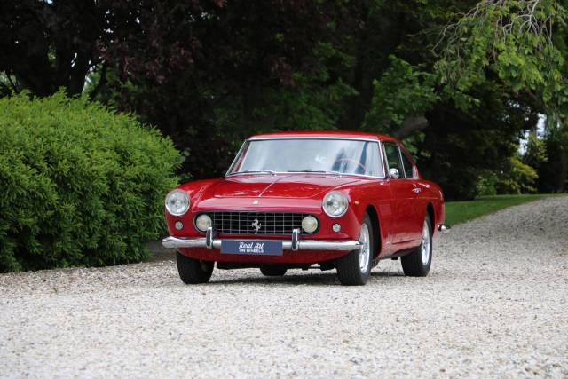 Image 1/42 de Ferrari 250 GTE (1961)