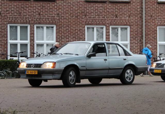 Immagine 1/21 di Opel Rekord 2,0 E (1983)