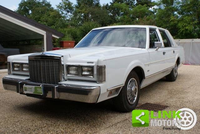 Image 1/15 of Lincoln Continental Sedan (1985)